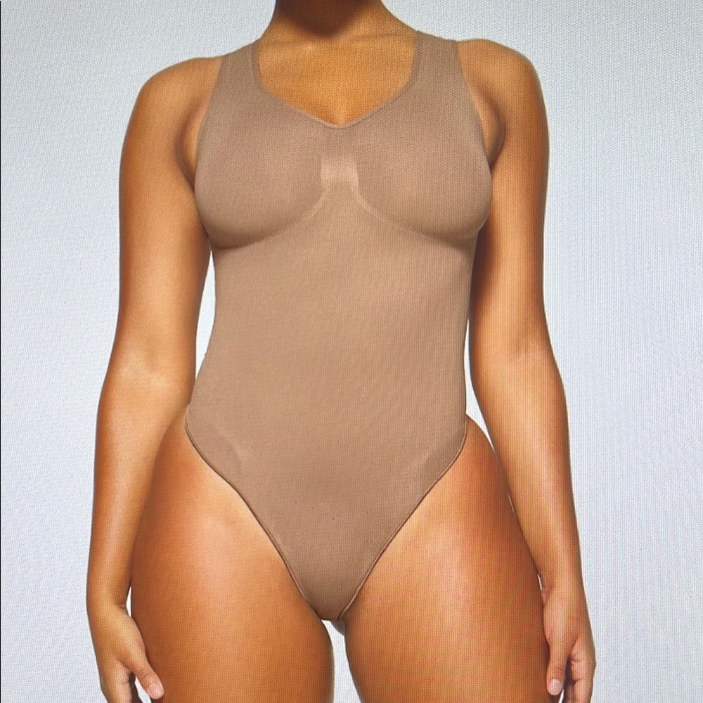 SKIMS Sculpt Scoop Neck Thong Bodysuit (NEW) - Sienna/S
